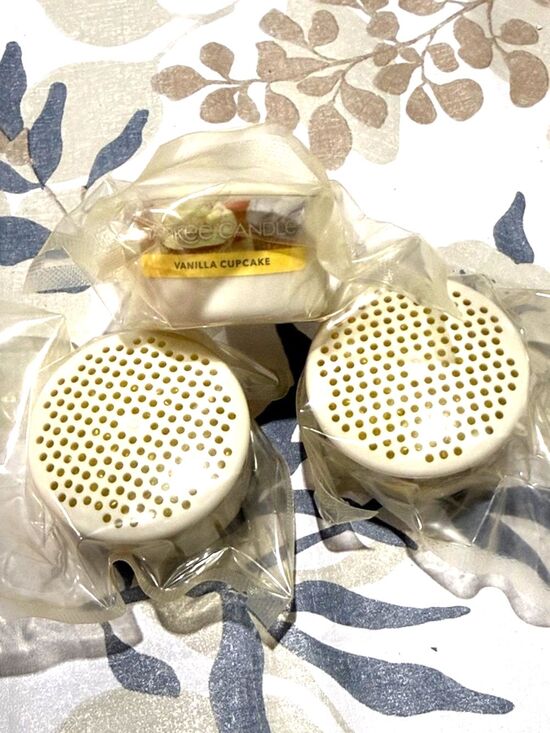 Yankee Candle Other - Yankee Candle Vanilla Cupcake Pods - Cream & Gold
